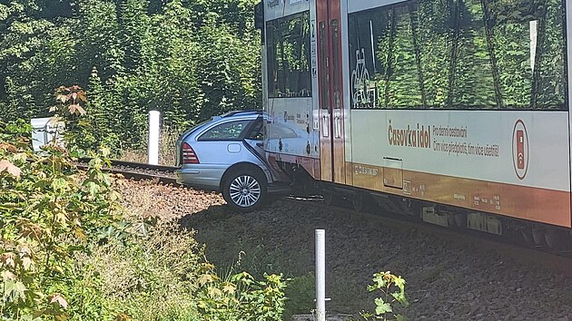 V Jablonci se střetl vlak s osobním autem. (27. srpna 2026)