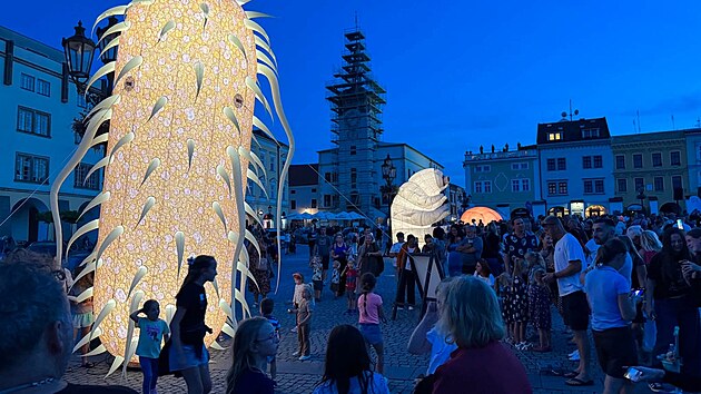 Obř&iacute; sv&iacute;t&iacute;c&iacute; modely mikroorganismů na akci na Velk&eacute;m n&aacute;měst&iacute; v Kroměř&iacute;ži. (srpen 2026)