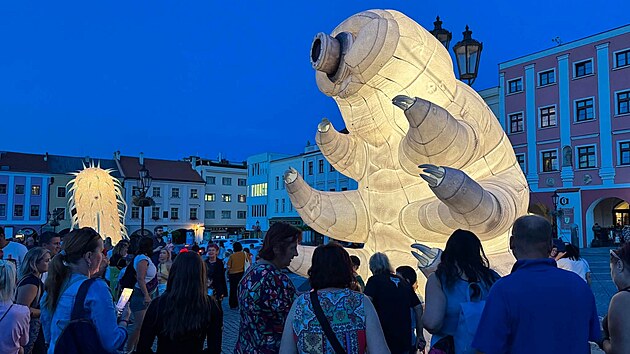 Obř&iacute; sv&iacute;t&iacute;c&iacute; modely mikroorganismů na akci na Velk&eacute;m n&aacute;měst&iacute; v Kroměř&iacute;ži. (srpen 2026)