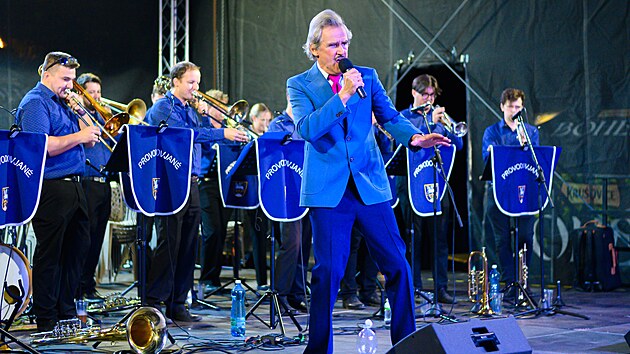 Sochař, ilustrátor a hudebník František Skála vystoupil na zahajovacím večeru Festivalu dechových hudeb ve Zlíně s kapelou Provodovjané. (srpen 2026)