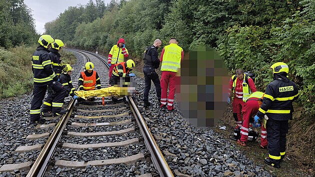 Hasiči těžce zraněnou dívku přenášeli stovky metrů k sanitce. (26. srpna 2026)