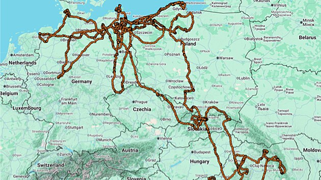 Mapa s trasou orlosupa bradatého nad Evropou. Po více než čtrnácti tisících kilometrů ho někdo otrávil v Bulharsku. (24. srpen 2026)