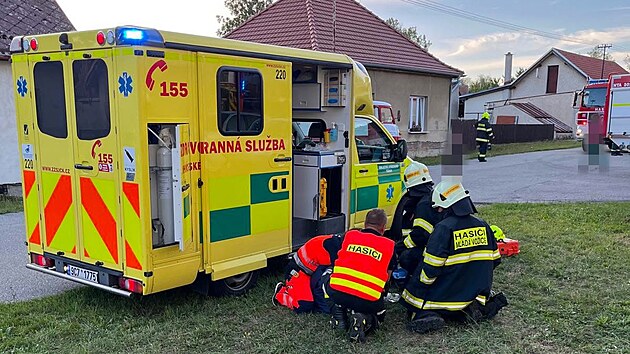 Při požáru bytu v Ratibořských Horách měli záchranáři v péči dva psy. Jednoho se jim podařilo zachránit, druhý nepřežil. (24. srpna 2026)