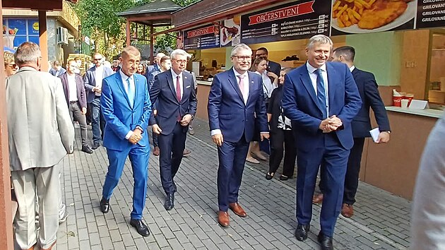 V Českých Budějovicích začala Země živitelka. Na slavnostní zahájení míří zleva Andrej Babiš, Karel Havlíček, Martin Šebestyán a Mojmír Severin. (20. srpna 2026)