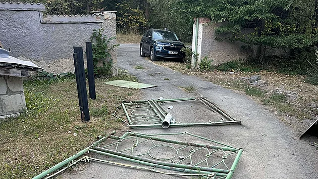 Obrněné vozidlo Útvaru rychlého nasazení prorazilo uzamčená kovová vrata vedoucí na pozemek rodinného domu, kde dvojice vyráběla pervitin.