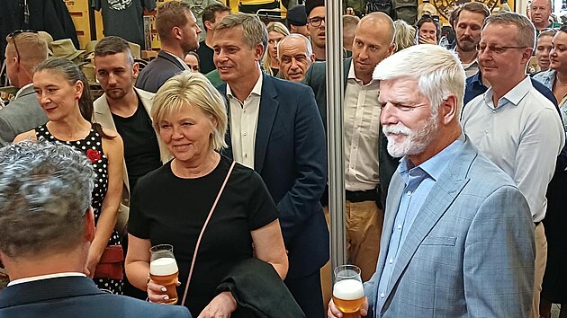 Prezident Petr Pavel s manželkou přijeli na Zemi živitelku. U stánku Jihočeské univerzity je přivítal rektor Pavel Kozák. (24. srpna 2026)