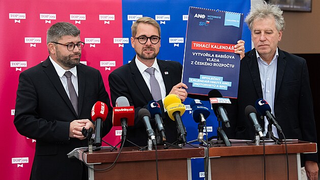 Předseda TOP 09 Matěj Ondřej Havel (uprostřed), šéf poslaneckého klubu TOP 09 Jan Jakob (vlevo) a europoslanec Luděk Niedermayer na tiskové konferenci ve Sněmovně. (25. srpna 2026)