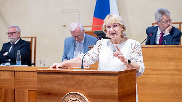 Místopředsedkyně Senátu Jitka Seitlová při jednání horní komory parlamentu (20. srpna 2026)
