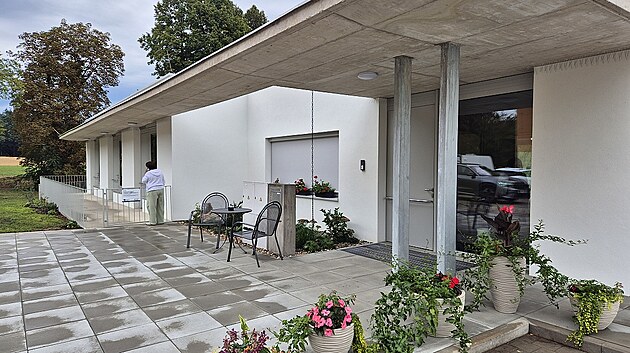 Rodinný domek v Rudolticích u Lanškrouna vyrostl za uplynulé dva roky. Nové bydlení získá šest lidí, kteří doposud žili v ústavních podmínkách Domova u studánky v Anenské Studánce. (28. srpna 2026)