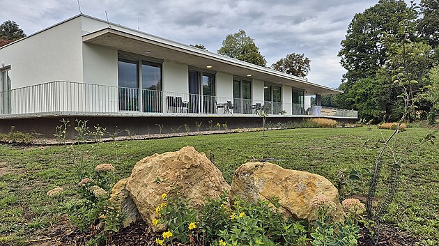 Rodinný domek v Rudolticích u Lanškrouna vyrostl za uplynulé dva roky. Nové bydlení získá šest lidí, kteří doposud žili v ústavních podmínkách Domova u studánky v Anenské Studánce. (28. srpna 2026)