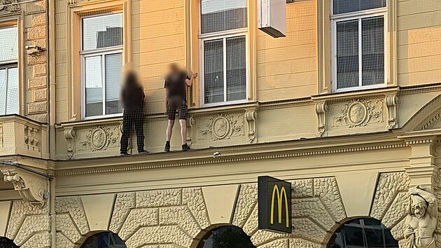 Zloději se přes fas&aacute;du historick&eacute;ho domu na pardubick&eacute; tř&iacute;dě M&iacute;ru vloupali do jednoho z bytů. (20. srpna 2026)