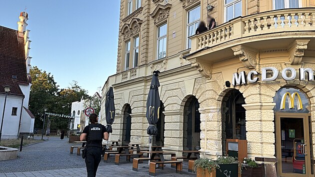 Zloději se přes fas&aacute;du historick&eacute;ho domu na pardubick&eacute; tř&iacute;dě M&iacute;ru vloupali do jednoho z bytů. (20. srpna 2026)