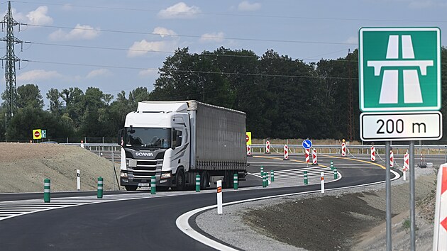 Provizorn&iacute; napojen&iacute; za tunelem Homole Ředitelstv&iacute; silnic a d&aacute;lnic původně nemělo v pl&aacute;nu stavět.  Kvůli zpožděn&iacute; v&yacute;stavby tunelu by bez něj v p&aacute;tek nebylo možn&eacute; zprovoznit tř&iacute;kilometrov&yacute; d&aacute;lničn&iacute; &uacute;sek u Vysok&eacute;ho M&yacute;ta. (21. srpna 2026)