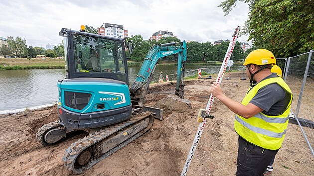 Na břehu Labe začala výstavba nové pláže. (18. srpna 2026)