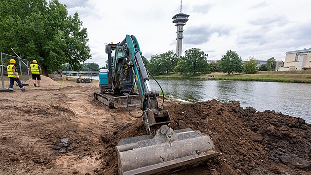 Na břehu Labe začala výstavba nové pláže. (18. srpna 2026)