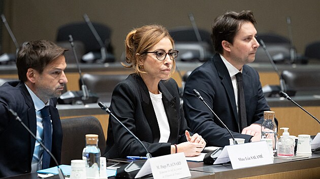 Francouzská novinářka Léa Salamé s kolegy na slyšení před Komisí pro vyšetřování veřejnoprávního vysílání (2. února 2026)