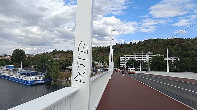 Vandalové počmárali Dvorecký most, který byl v dubnu letošního roku slavnostně otevřen. (19. srpna 2026)