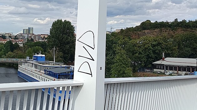 Vandalové počmárali Dvorecký most, který byl v dubnu letošního roku slavnostně otevřen. (19. srpna 2026)
