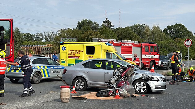 U Česk&eacute;ho Brodu se střetl motork&aacute;ř s osobn&iacute;m vozem. (25. srpna 2026)