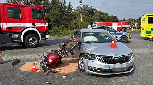 U Česk&eacute;ho Brodu se střetl motork&aacute;ř s osobn&iacute;m vozem. (25. srpna 2026)