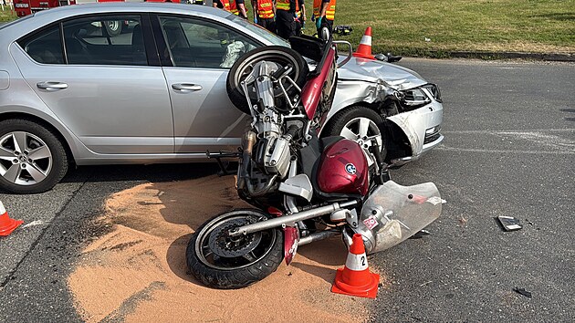 U Česk&eacute;ho Brodu se střetl motork&aacute;ř s osobn&iacute;m vozem. (25. srpna 2026)