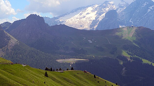 I zelené stráně kolem sjezdovky Saslong v oblasti Dolomiti Superski se brzy obléknou do bíla.