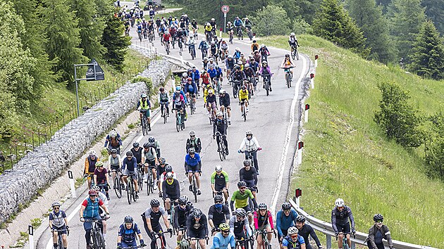 Deset, patnáct, ale i pětadvacet tisíc jezdců. Cyklistický okruh Sella Ronda jich přitahuje rok od roku více.