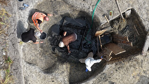 Archeologov&eacute; objevili u Břeclavi v trase budouc&iacute;ho obchvatu keltskou studnu, zachovalo se v n&iacute; i dřevo star&eacute; 2 300 let. (srpen 2026)