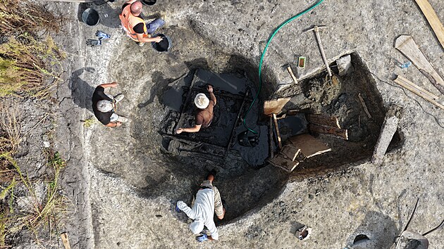Archeologov&eacute; objevili u Břeclavi v trase budouc&iacute;ho obchvatu keltskou studnu, zachovalo se v n&iacute; i dřevo star&eacute; 2 300 let. (srpen 2026)