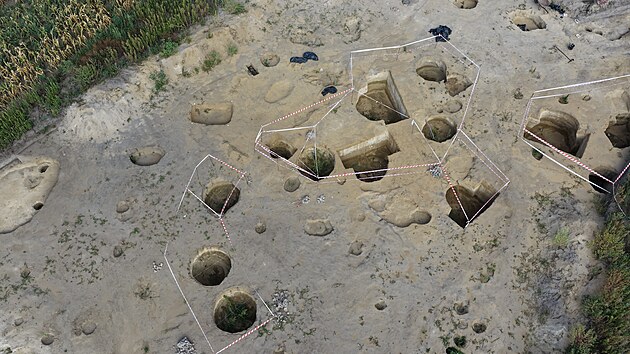 Archeologov&eacute; objevili u Břeclavi v trase budouc&iacute;ho obchvatu keltskou studnu, zachovalo se v n&iacute; i dřevo star&eacute; 2 300 let. (srpen 2026)