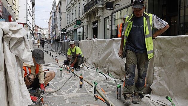 Z České ulice čouhají nezvyklé hadičky. Ty slouží pro nízkotlakou injektáž, která má za cíl zpevnit povrch, pod nímž se chystá ražba kolektoru. (srpen 2026)
