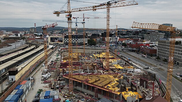 Nov&aacute; v&yacute;stavba na m&iacute;stě Prioru u n&aacute;draž&iacute; v Brně je v polovině, zač&iacute;n&aacute; vyrůstat ze země. (srpen 2026)