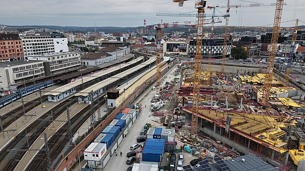 Nov&aacute; v&yacute;stavba na m&iacute;stě Prioru u n&aacute;draž&iacute; v Brně je v polovině, zač&iacute;n&aacute; vyrůstat ze země. (srpen 2026)