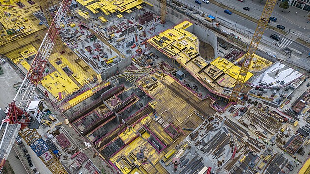 Nov&aacute; v&yacute;stavba na m&iacute;stě Prioru u n&aacute;draž&iacute; v Brně je v polovině, zač&iacute;n&aacute; vyrůstat ze země. (srpen 2026)