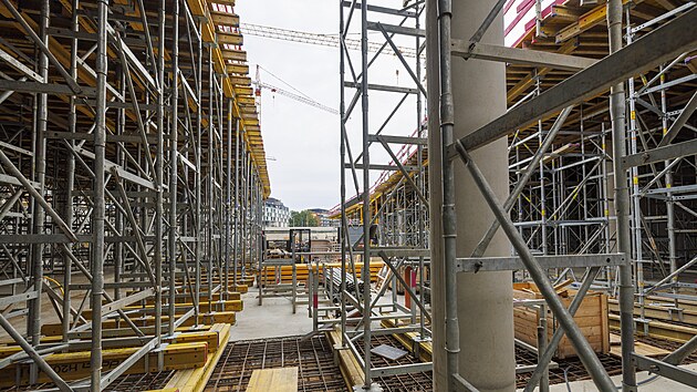 Nov&aacute; v&yacute;stavba na m&iacute;stě Prioru u n&aacute;draž&iacute; v Brně je v polovině, zač&iacute;n&aacute; vyrůstat ze země. (srpen 2026)