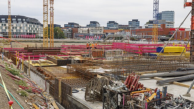 Nov&aacute; v&yacute;stavba na m&iacute;stě Prioru u n&aacute;draž&iacute; v Brně je v polovině, zač&iacute;n&aacute; vyrůstat ze země. (srpen 2026)