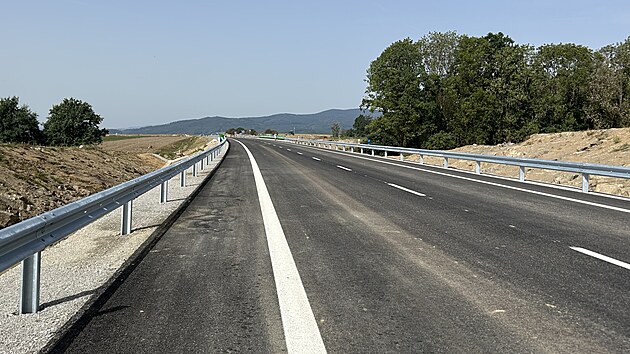 ŘSD otevřelo přivaděč z dálnice D3 na Český Krumlov. Je to částečně novostavba silnice I/39 a zčásti přeložka silnice II/155. Práce za necelých 400 milionů korun bez DPH trvaly dva roky. Stavba dlouhá 3,2 kilometru bude sloužit i jako obchvat obcí Dolní Třebonín a Prostřední Svince. Řidičům se zároveň zkrátí cesta od Prahy do Českého Krumlova a na Lipno. (28. srpna 2026)