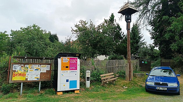 Nástěnka, výdejní box a zvonička s lavičkou v centru obce. (20. srpna 2026)