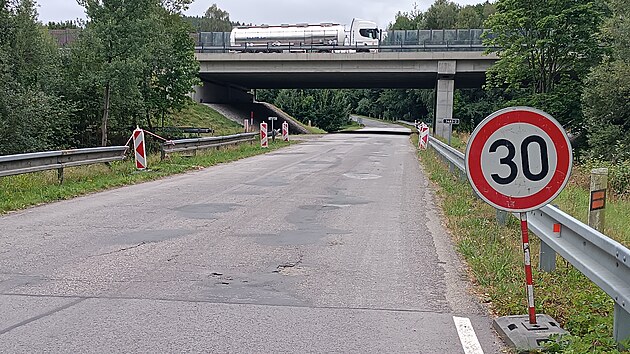 Výrazným prvkem ve Slavníči je dálniční most na severním konci obce. Šíří se z něho neustávající hluk od projíždějících vozidel. Silnice pod ním by opravu rozhodně potřebovala. (20. srpna 2026)