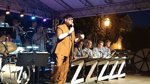 Jan Smigmator nečekaně vystoupil s třešťským Zatrestbandem na městských slavnostech v Telči. (22. srpna 2026)