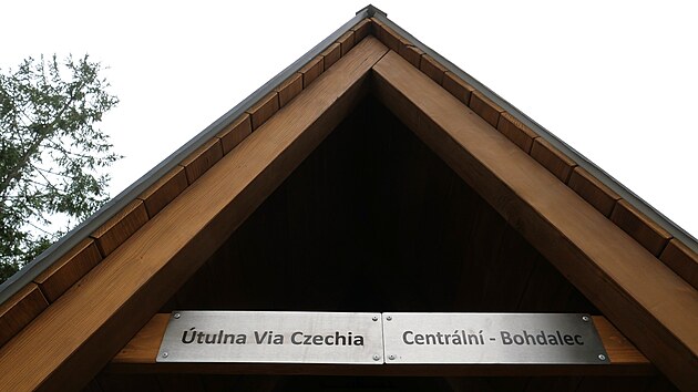 Nouzov&yacute; př&iacute;stře&scaron;ek vybudovaly Lesy Česk&eacute; republiky na trase poutn&iacute; stezky Via Czechia.