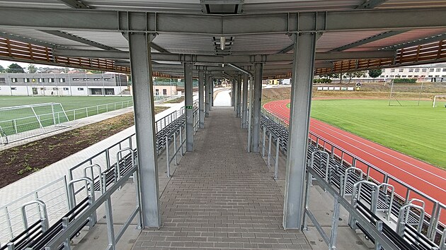Nov&aacute; je i oboustrann&aacute; tribuna na valu odděluj&iacute;c&iacute;m hlavn&iacute; fotbalov&eacute; hři&scaron;tě od tr&eacute;ninkov&eacute;ho s umělou tr&aacute;vou. Pod n&aacute;spem se mimo jin&eacute; skr&yacute;v&aacute; podzemn&iacute; n&aacute;drž na vodu pro zavlažov&aacute;n&iacute;.