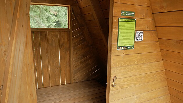 Zázemí umožňuje jednodenní přenocování i úkryt před rozmary počasí. Lidé tam však musejí respektovat třeba zákaz pálení ohňů nebo konzumaci alkoholu.