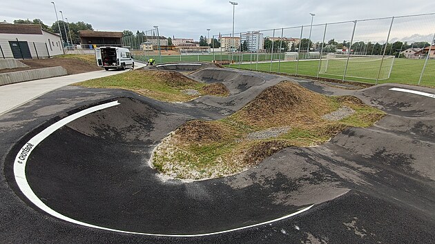 V are&aacute;lu zbylo i m&iacute;sto na pumptrack. Dr&aacute;ha se nach&aacute;z&iacute; mezi nov&yacute;m fotbalov&yacute;m hři&scaron;těm a volejbalov&yacute;mi kurty.