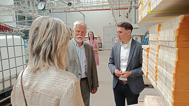 Prezident Petr Pavel si prochází výrobnu lyží v Novém Městě na Moravě za doprovodu ředitele firmy Kästle Radka Nožky a dalšího vedení společnosti. (20. srpna 2026)