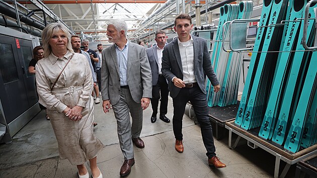 Prezident Petr Pavel s manželkou na návštěvě u novoměstského výrobce lyží Kästle. (20. srpna 2026)