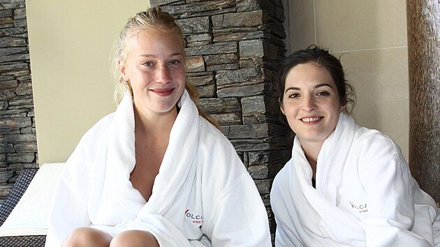 Aneta Krejčíková a Kristina Podzimková na wellness odpoledni serialů Ulice a Ordinace (2011)