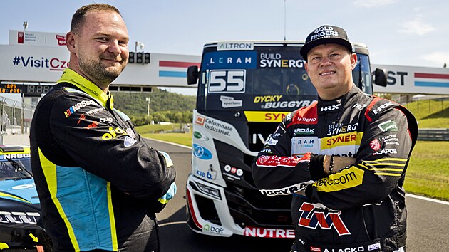 Autodrom Most, jízdy před Czech Truck & NASCAR Prix 2026. Trucker Adam Lacko (vpravo) a Martin Doubek, pilot NASCAR, točí pozvánku na závody.
