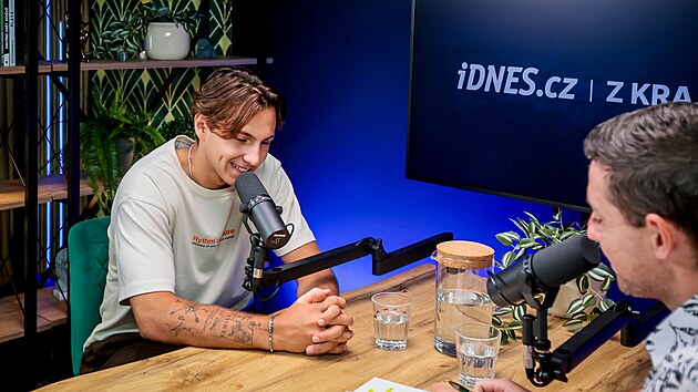 Tomáš Cibulka (vlevo) při natáčení podcastu (21. srpna 2026)