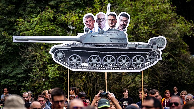 Účastníci dorazili s českými a ukrajinskými vlajkami i transparenty. Nejviditelnějším se stal tank s vyobrazením vládních politiků: Andreje Babiše, Tomia Okamury, Petra Macinky a Oty Klempíře. (20. srpna 2026)
